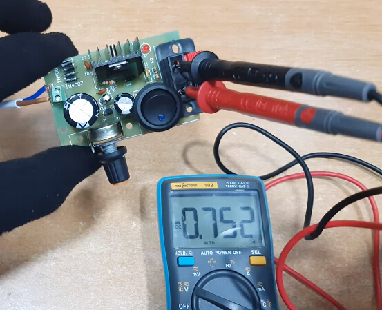 Regulador de voltaje LM317 STEP DOWN AC/DC con DISPLAY – Novatronic